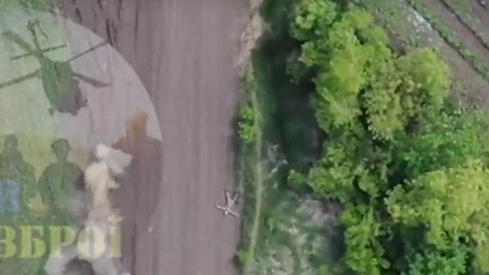 Momentul în care un soldat rus se preface că a murit în urma unei explozii și o ia la fugă câteva minute mai târziu – VIDEO