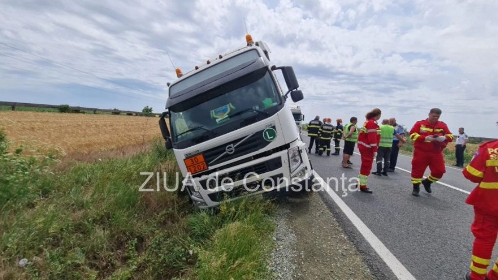 Accident grav în Constanța. Un TIR ucrainean care transporta combustibil, răsturnat în șanț - VIDEO&FOTO