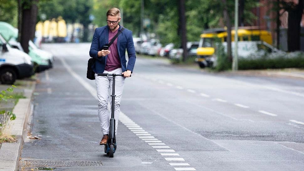 Românii renunță la mașini în favoarea bicicletelor și trotinetelor