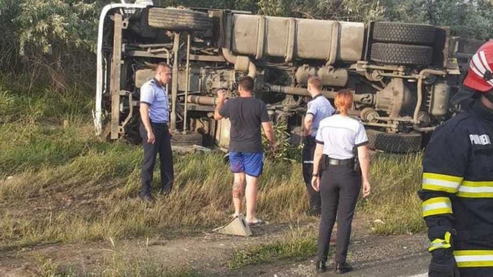 Autoturism spulberat de o cisternă. Cei din mașina mică au decedat pe loc