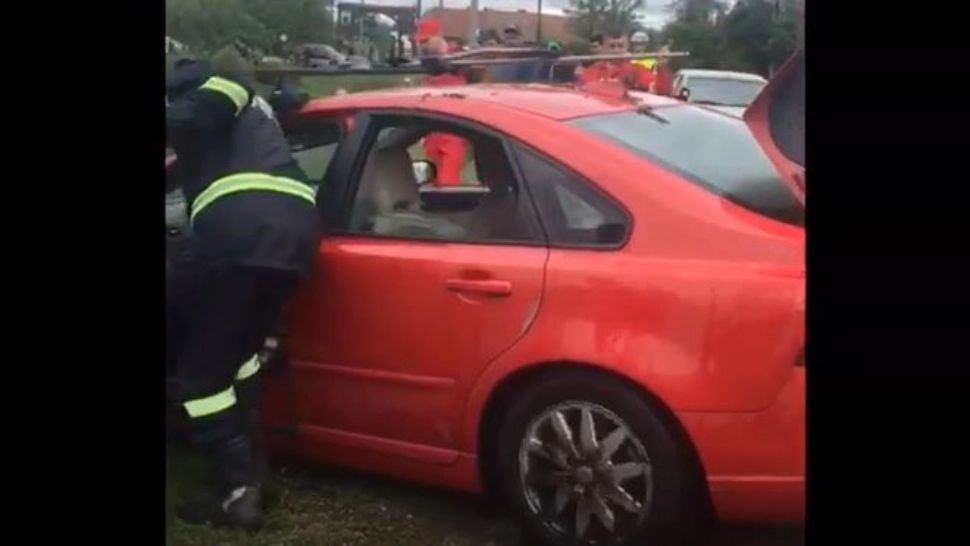 Un tânăr beat  din Vaslui a furat o mașină, a condus-o fără carnet și s-a răsturnat cu ea într-un râu - VIDEO