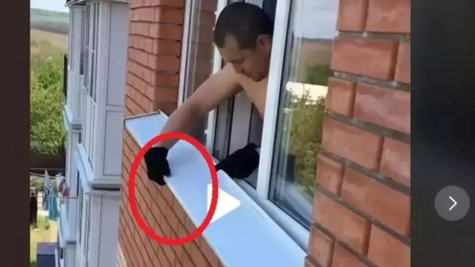 VIDEO – Se auzeau zgomote ciudate de sub pervaz. Când l-a dat la o parte și a văzut ce se află acolo, nu i-a venit să creadă