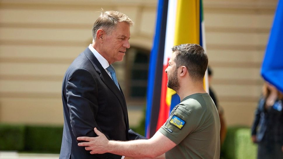 Klaus Iohannis în Ucraina: "Agresiunile Rusiei trebuie să înceteze" - Președintele a vizitat Irpin și s-a întâlnit cu Zelenski