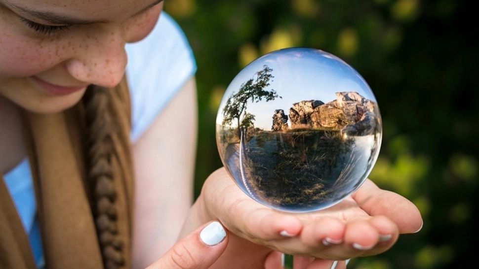 Vrăjitoare din București, săltată de mascați. Ce au găsit polițiștii în casă la percheziții 