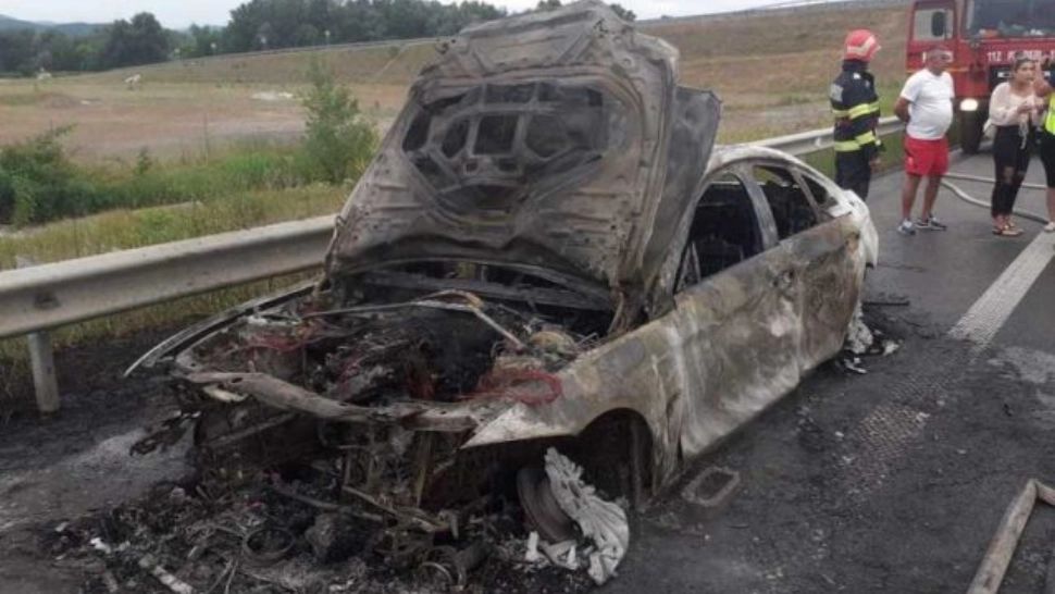 Incendiu pe A1: o mașină a luat foc în mers. Șoferul şi cei doi pasageri, printre care şi un copil, au reuşit să iasă