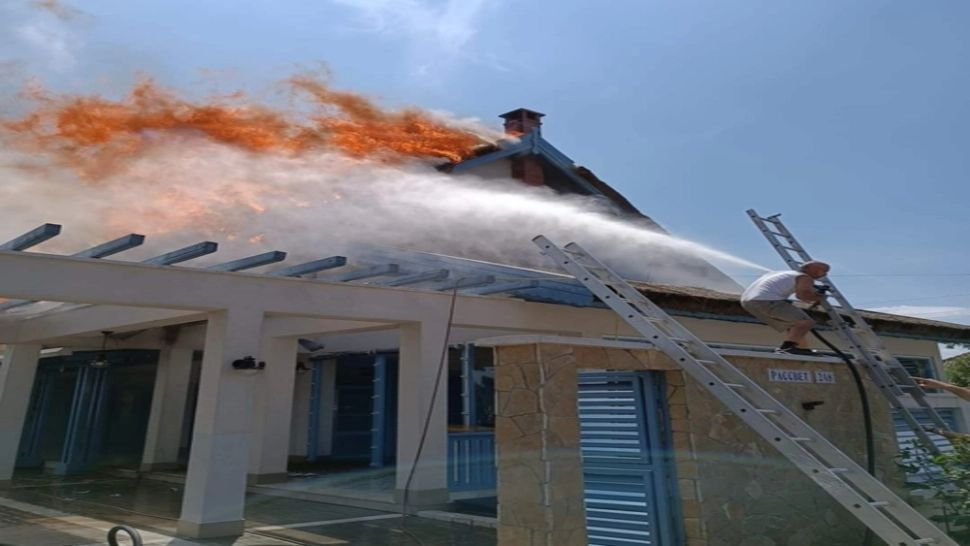 INCENDIU VIOLENT la o pensiune din Delta Dunării! Intervenție DIFICILĂ a pompierilor