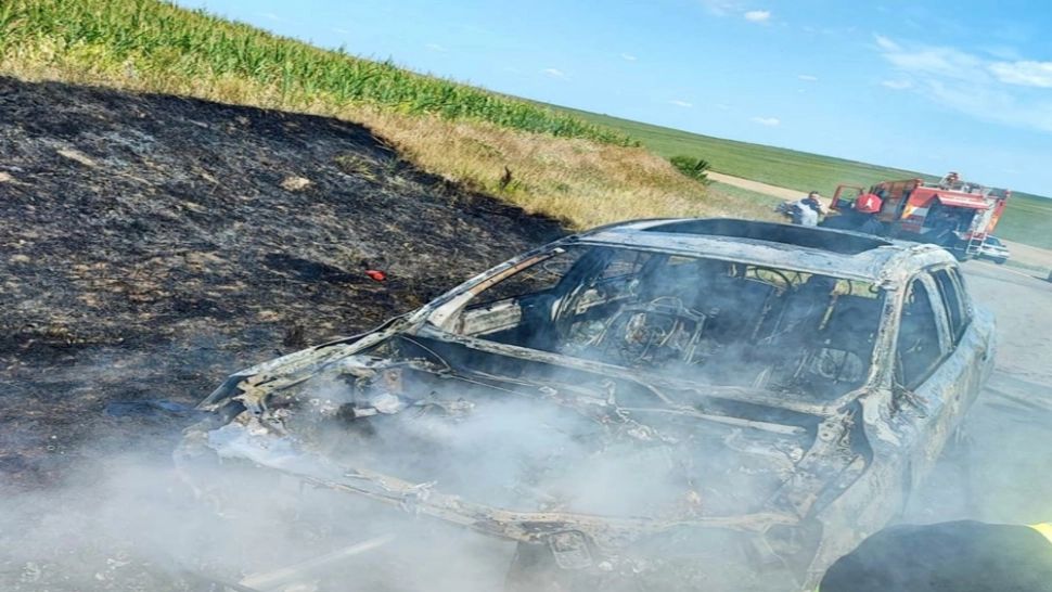 O mașină a ars ca o torță pe DN 29D, în județul Botoșani