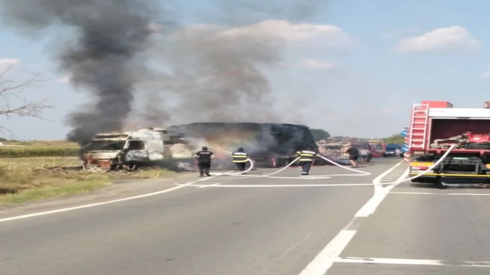 TIR încărcat cu baloţi, în FLĂCĂRI pe un drum din Dolj! Trafic rutier BLOCAT - FOTO&VIDEO