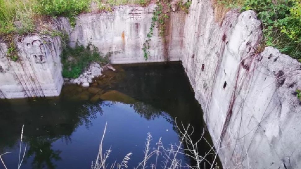 Un fost mare COMBINAT al României a devenit o RUINĂ: mlaștinile și canalele adânci, un PERICOL pentru oameni