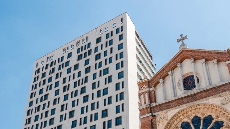 Nicușor Dan a semnat dispoziția de DEMOLARE pentru Cathedral Plaza. Cine va suporta CHELTUIELILE