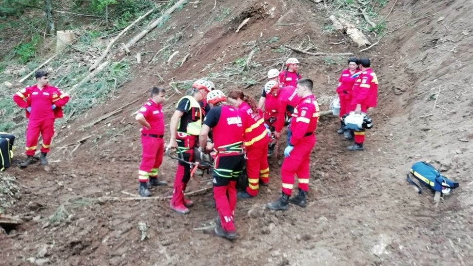 Bărbat RĂNIT GRAV de un lemn, într-o pădure din Bistrița! A fost necesară intervenția elicopterului SMURD - FOTO