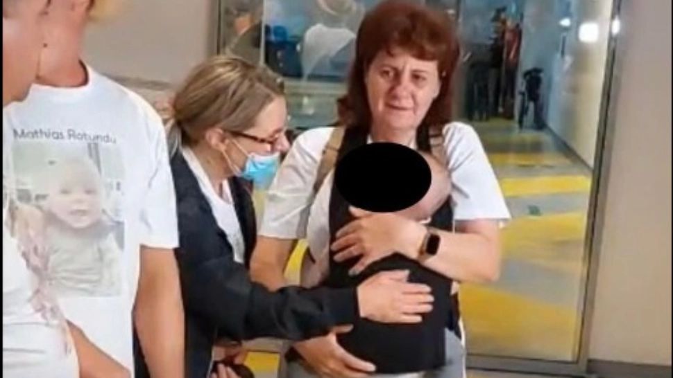 Bebelușul românilor arestați în Danemarca, REPATRIAT. Firea: Am fost impresionată de bunicii materni 