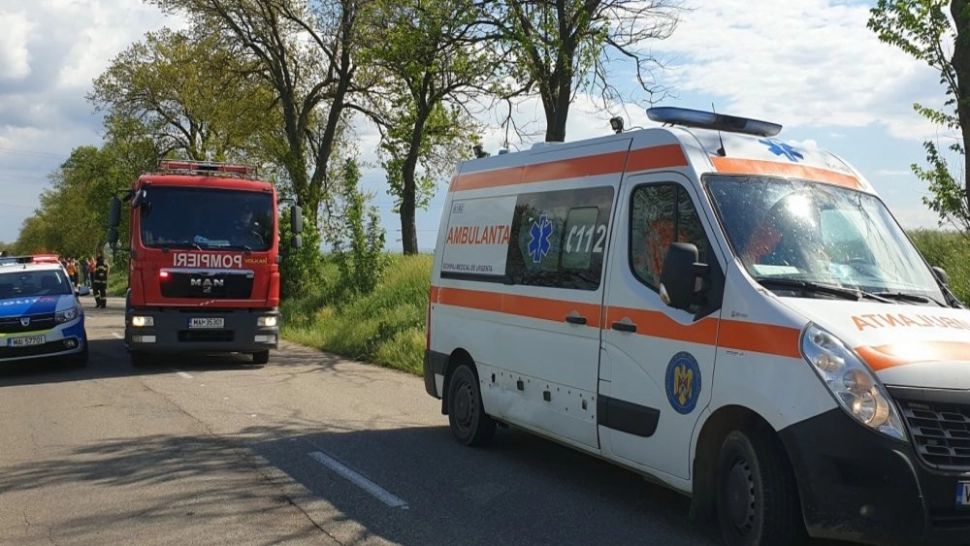 O autoutilitară a intrat într-un stâlp: 7 oameni, la spital - Trafic dirijat, pe un singur fir
