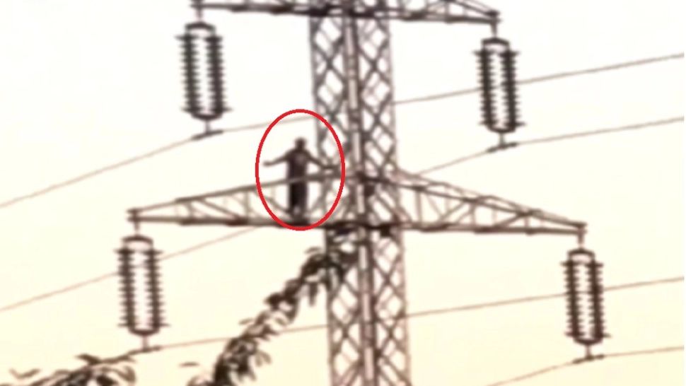 Tentativă de SUICID în Ploiești! Un bărbat a amenințat că se aruncă de pe un stâlp de curent electric