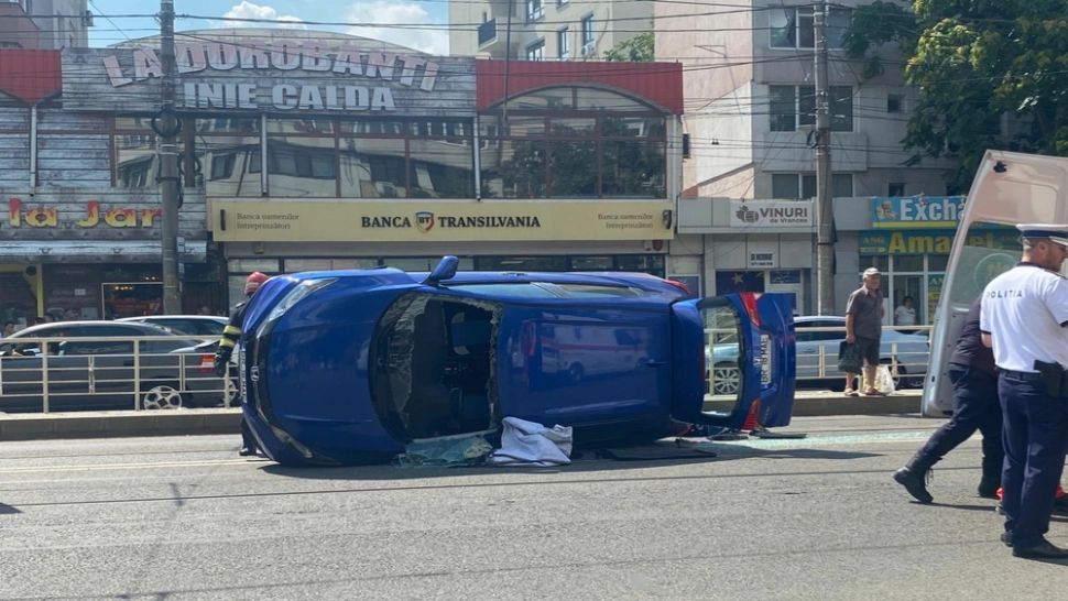 O mașină s-a răsturnat după ce a intrat într-un refugiu de tramvai! Șoferul era beat