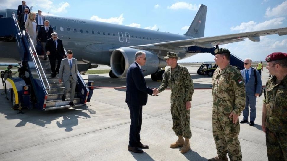 Avionul care îl aducea pe Mircea Geoană în România, probleme la decolare - Oficialul se întorcea de la o operațiune NATO