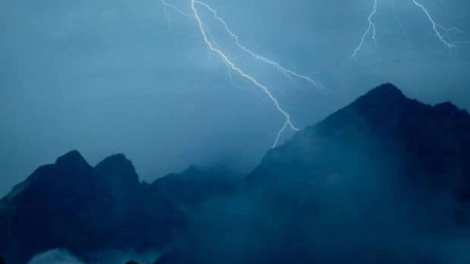 Turist străin, lovit de TRĂSNET în Bucegi! Bărbatul a decedat