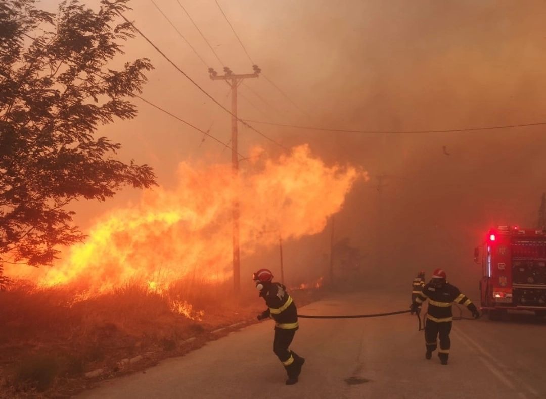 Pompierii români, în misiune în Grecia, pentru stingerea incendiilor din apropierea capitalei Atena - Galerie FOTO