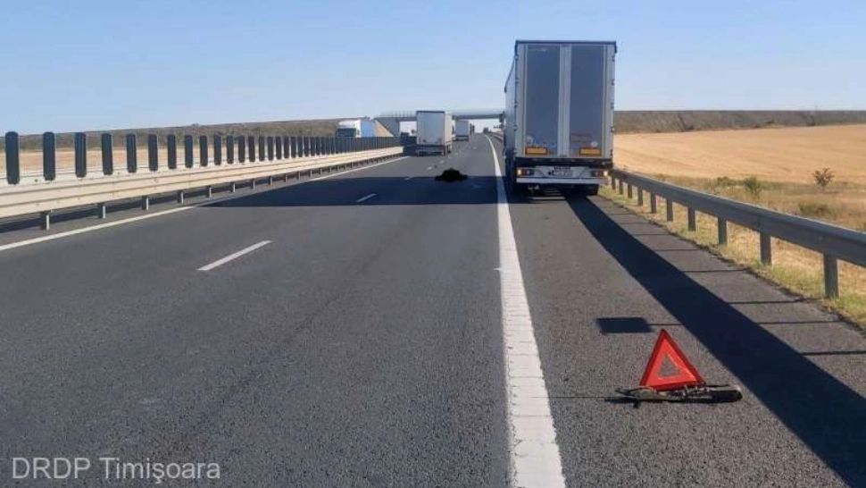 Şofer de TIR spulberat de o autoutilitară în timp ce cobora din cabină, pe autostradă