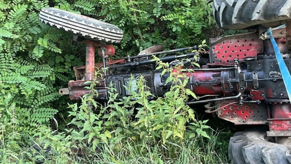 Tractor răsturnat în județul Bistrița-Năsăud! Șoferul a murit