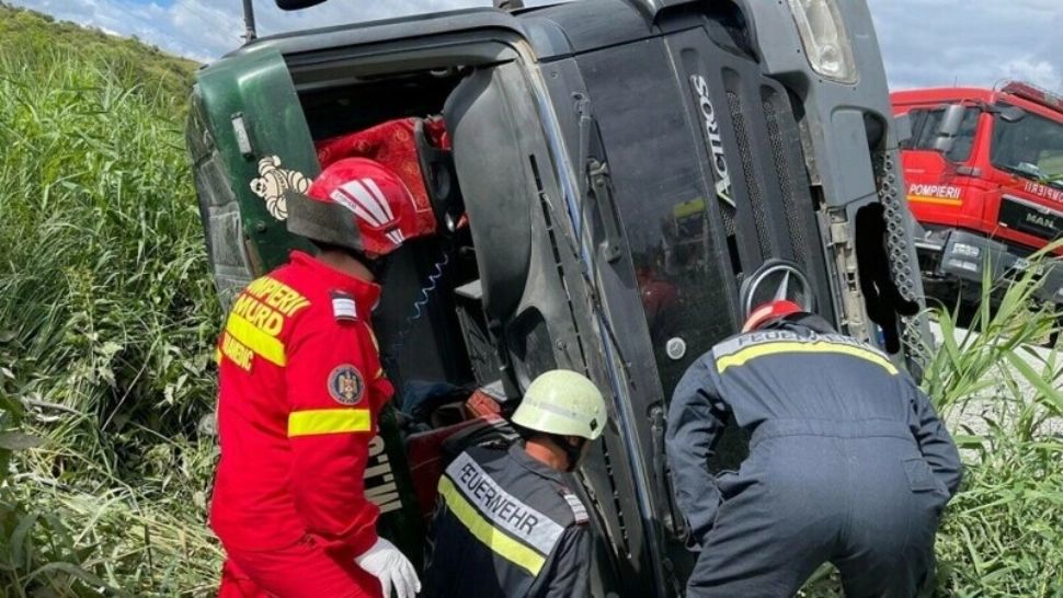 Pericol de EXPLOZIE în Satu Mare. O autocisternă încărcată cu GPL s-a răsturnat - Traficul a fost oprit