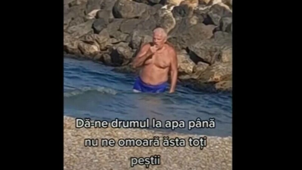 Bărbat filmat în timp ce se spăla pe dinți în văzul tuturor, în apa mării, la Constanța - VIDEO