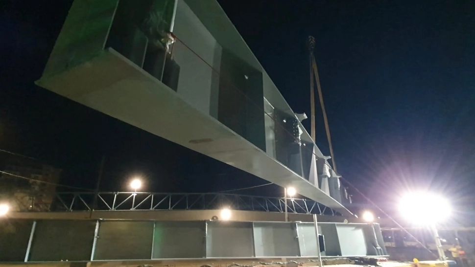 Construcția pasajului ”Europa Unită” a intrat într-o nouă etapă. Primele grinzi de 30 de metri lungime fiecare ale tablierului metalic, greu de aproximativ 500 de tone au ajuns noaptea trecută în București.