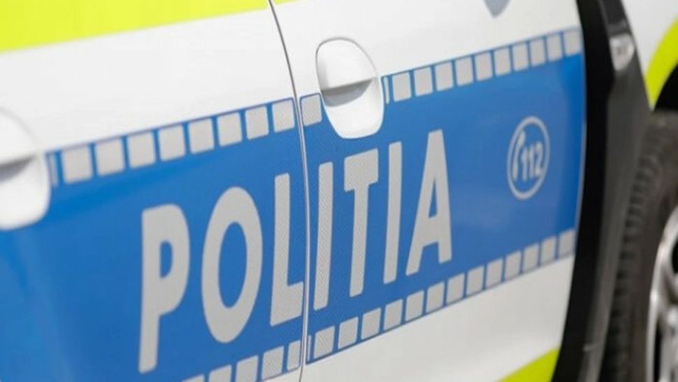  4 mașini parcate, DISTURSE de o șoferiță începătoare, care a ÎNCURCAT pedala de frână cu cea de accelerație 