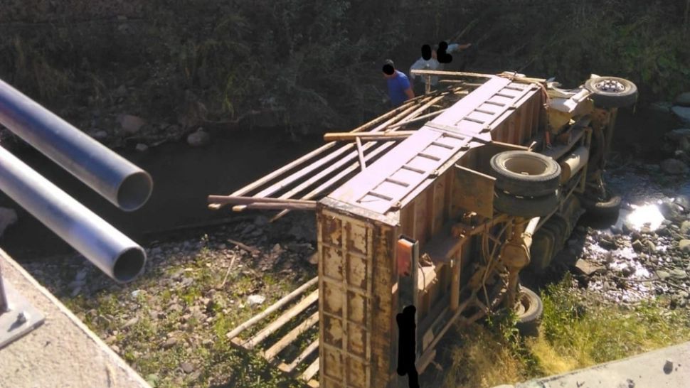 Accident halucinant, în Bistriţa-Năsăud - Un bărbat a fost rănit după ce a căzut cu maşina într-un pârâu