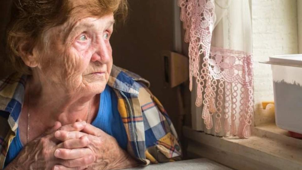 SCANDAL pe voucherele sărăciei - Pensionarii pot cumpăra de la fast food, dar nu și din magazinele mari