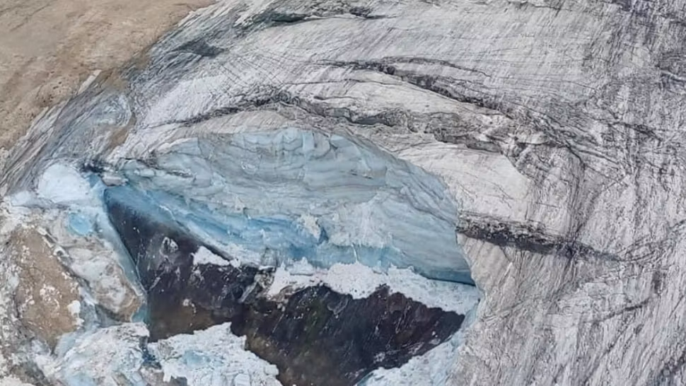 Români dați dispăruți după prăbușirea ghețarului Marmolada! Se caută supraviețuitori în Alpii italieni - Cel puțin 7 turiști au murit