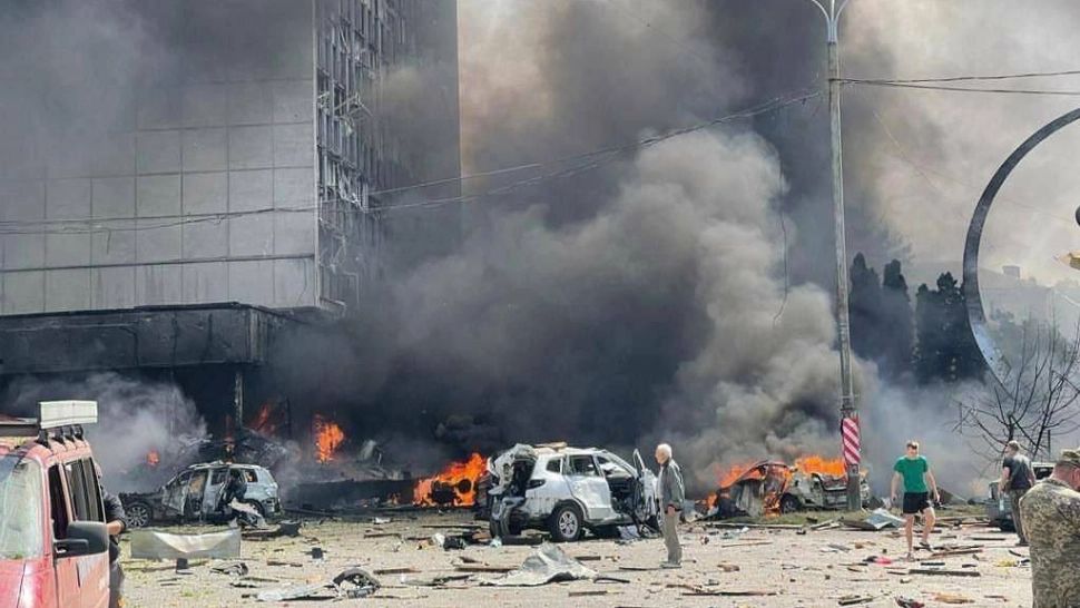 Bombardamente în centrul Ucrainei. Cel puțin 21 de morți și 90 de răniți. Număr mare de persoane dispărute  – FOTO&VIDEO