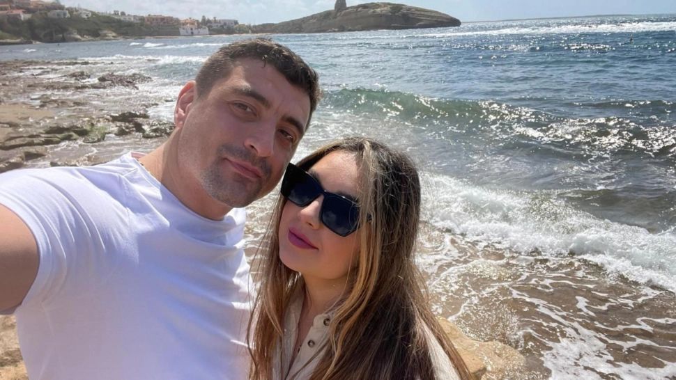 Localnicii din comuna Măciuca așteaptă nunta lui George Simion ca pe bâlci – Brățări doar cu buletinul