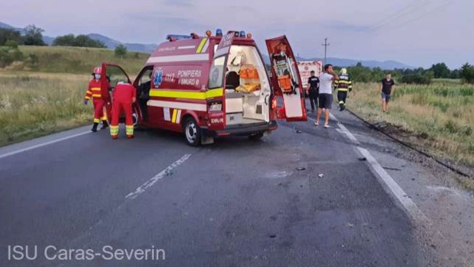Accident între 2 mașini și un TIR, în Caraş-Severin. Un bărbat a murit şi altul a fost rănit 