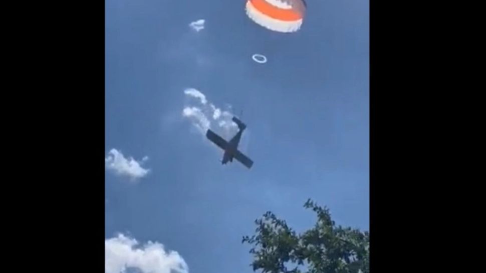 Momentul în care un avion se prăbușește pe o șosea, în Belgia. Care este starea pilotului - VIDEO