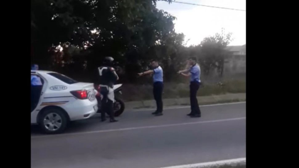 Urmărire ca în filme pe străzile din Vrancea. Motociclist teribilist, oprit cu focuri de armă de poliție