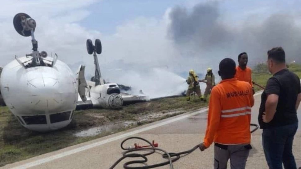 Un avion s-a răsturnat în timpul aterizării. Toți pasagerii au supraviețuit - VIDEO