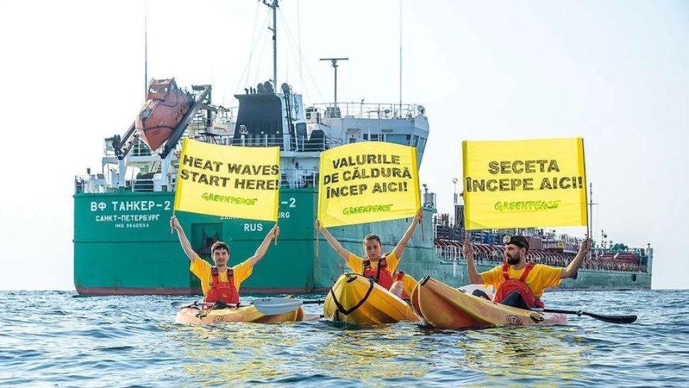 Protest Greenpeace în fața unui petrolier rusesc din Marea Neagră: „Seceta începe aici!” - FOTO