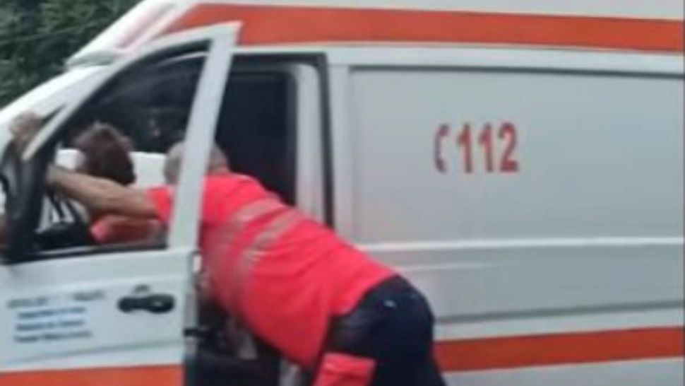 Ambulanță DEFECTĂ, împinsă de echipaj, în intersecție: PERICOL major