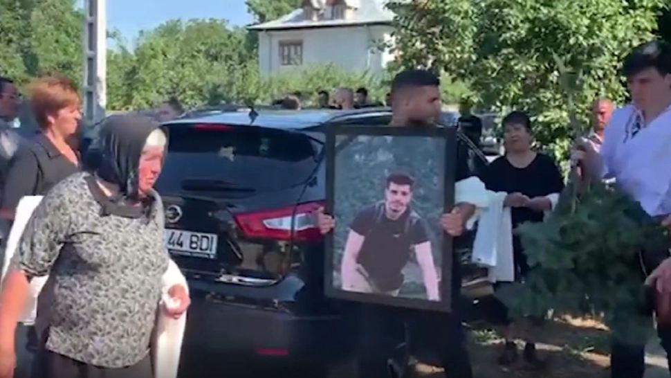 Momente dramatice la căpătâiul tânărului mort în Grecia. Familia l-a condus, astăzi, pe ultimul drum