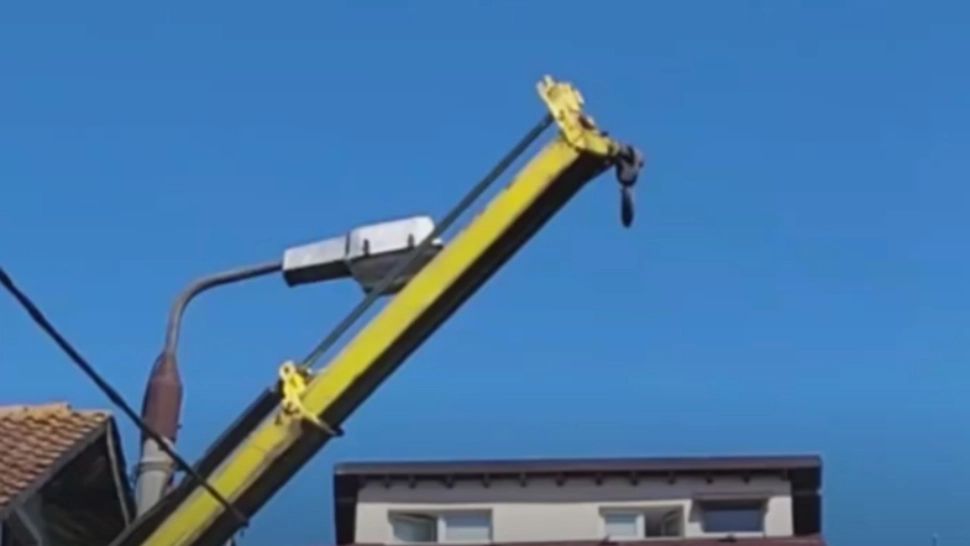 Macara, gata să se PRĂBUȘEASCĂ peste o creșă! 12 copii au fost EVACUAȚI - VIDEO