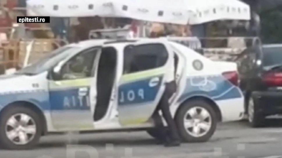 Bărbat cu probleme psihice, băgat în mașină cu forța. Intervenție dificilă a polițiștilor