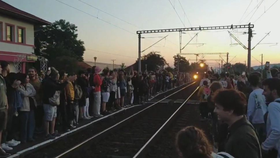 HAOS și nervi întinși la maximum după festivalul Electric Castle! Petrecăreții au așteptat cel puțin 5 ore pentru un mijloc de transport