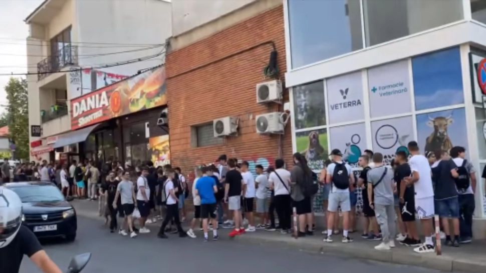 ISTERIE la un fast-food din Iași! Coadă URIAȘĂ la shaorma - VIDEO 