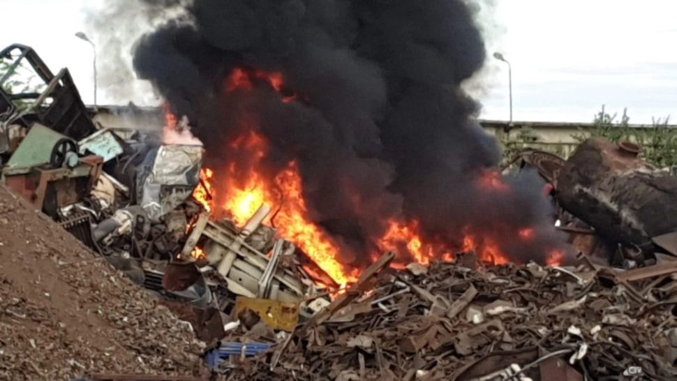 Incendiu violent în Vrancea. Un depozit de reciclabile din Focșani, mistuit de flăcări – FOTO&VIDEO