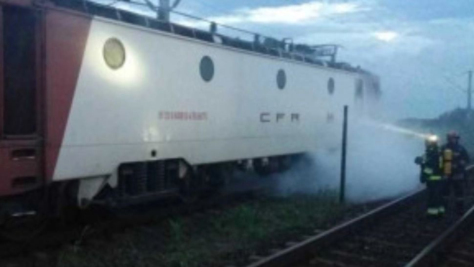 Alertă la Vaslui: locomotiva unui tren a luat foc! MĂSURI de siguranță luate de CFR și ENEL -  VIDEO