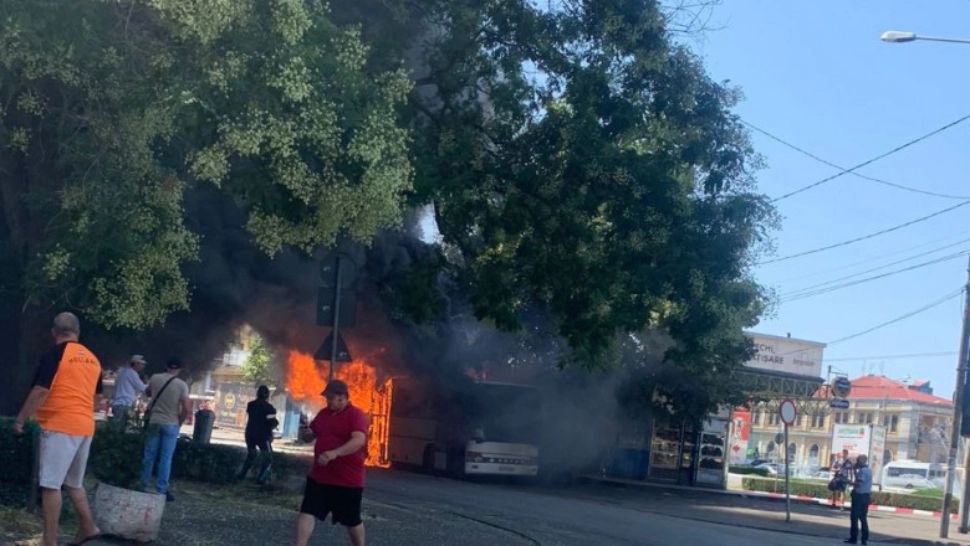 Un autobuz a ars ca o torță într-o stație de transport în comun din Ploiești - VIDEO