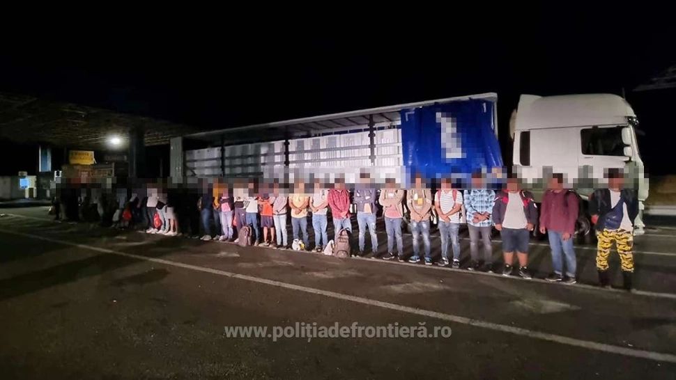 Zeci de migranţi, depistaţi când încercau să treacă ilegal graniţa în Ungaria, într-un TIR care transporta frigidere