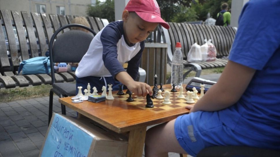 Un copil de doar 5 ani vrea să strângă bani ca să cumpere un tanc pentru armata Ucrainei