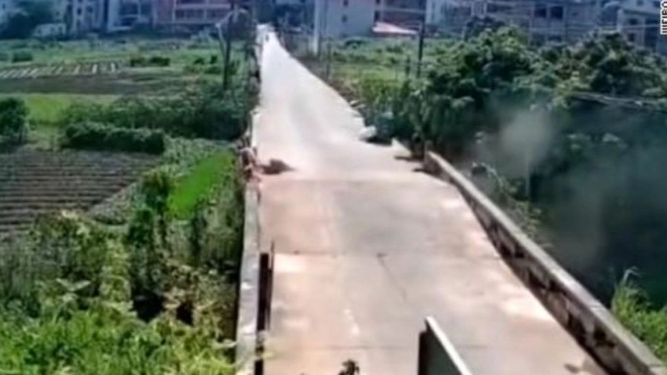 Momentul în care un pod se rupe în două din cauza căldurii extreme, în China - VIDEO